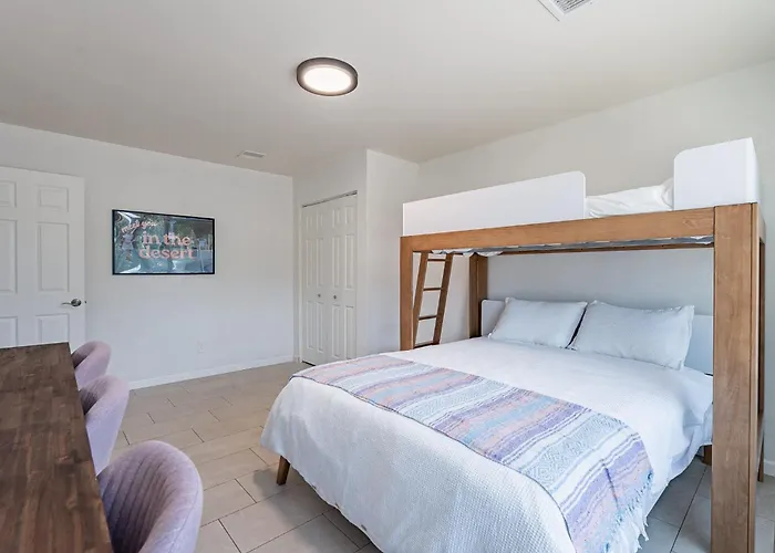 4 Bedroom Retreat Pool Putt Putt Pool Table Grill Holiday home Tempe