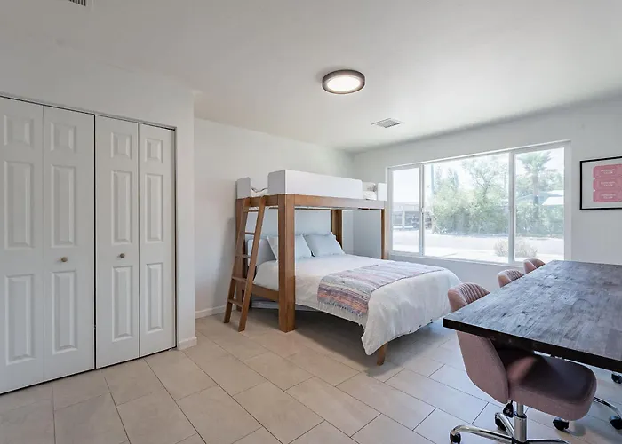 4 Bedroom Retreat Pool Putt Putt Pool Table Grill Holiday home Tempe