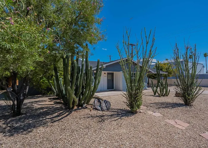 4 Bedroom Retreat Pool Putt Putt Pool Table Grill Holiday home Tempe