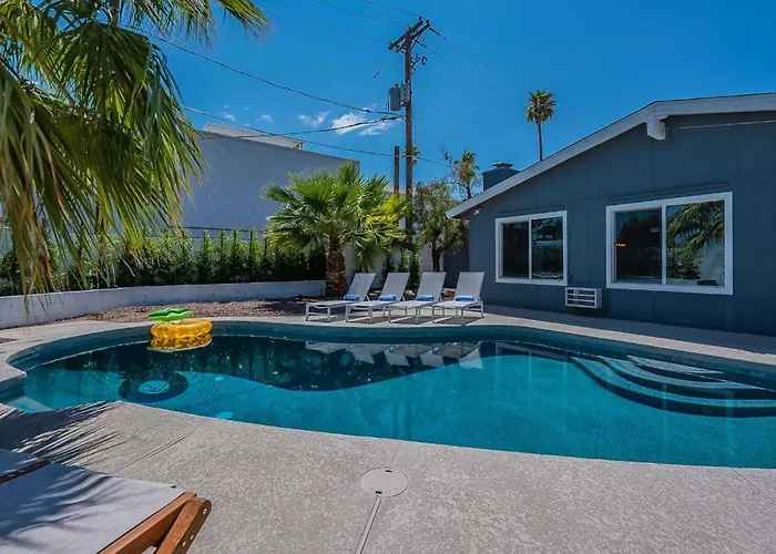 Holiday home 4 Bedroom Retreat Pool Putt Putt Pool Table Grill Tempe