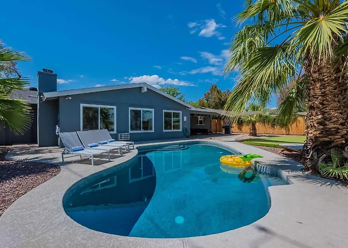 4 Bedroom Retreat Pool Putt Putt Pool Table Grill Holiday home