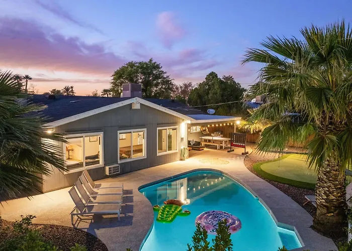 4 Bedroom Retreat Pool Putt Putt Pool Table Grill Holiday home Tempe