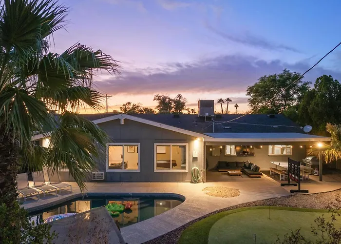 Holiday home 4 Bedroom Retreat Pool Putt Putt Pool Table Grill Tempe