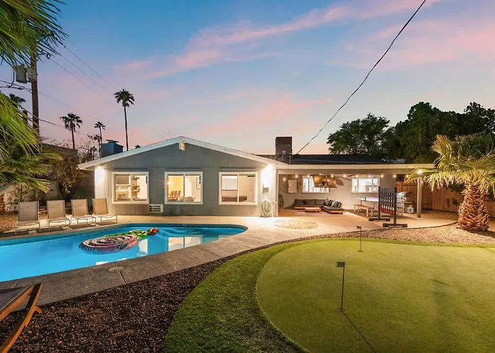 4 Bedroom Retreat Pool Putt Putt Pool Table Grill Holiday home Tempe