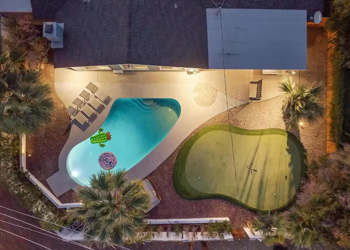 Holiday home 4 Bedroom Retreat Pool Putt Putt Pool Table Grill