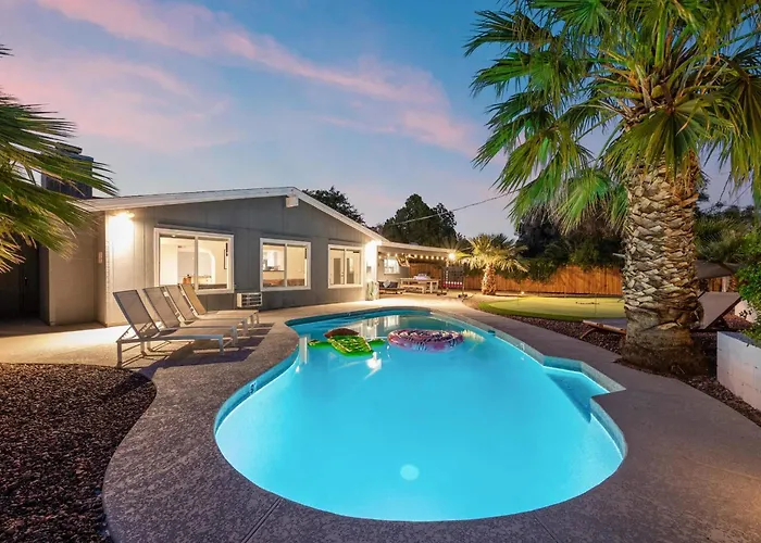 4 Bedroom Retreat Pool Putt Putt Pool Table Grill Holiday home Tempe