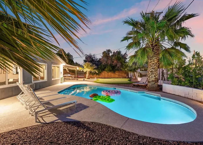 4 Bedroom Retreat Pool Putt Putt Pool Table Grill Holiday home Tempe