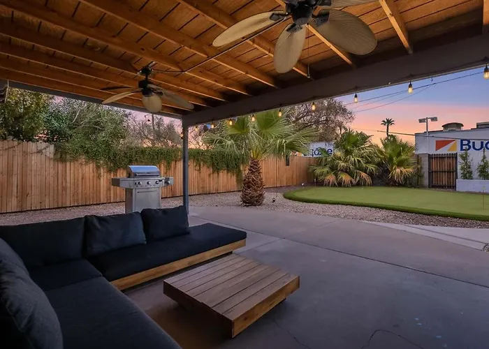 4 Bedroom Retreat Pool Putt Putt Pool Table Grill Holiday home Tempe