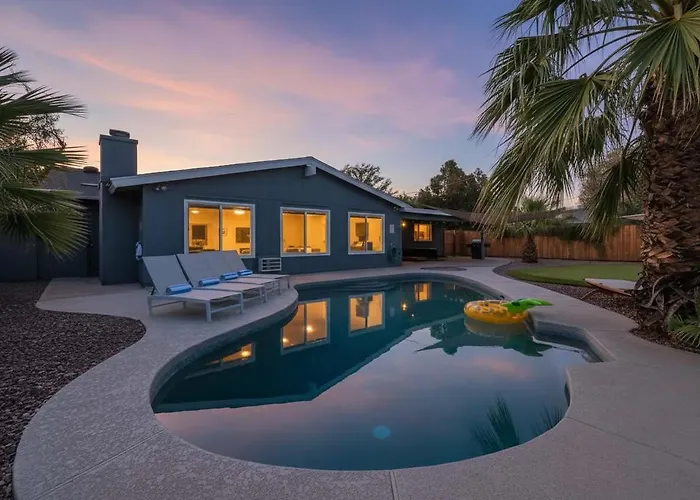 4 Bedroom Retreat Pool Putt Putt Pool Table Grill Holiday home